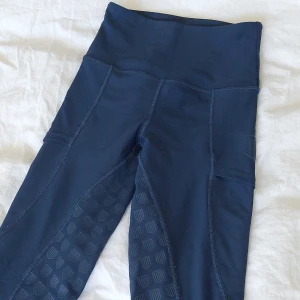 Maya Delorez ridbyxor  - Marinblå ridbyxor från maya delorez🩷Säljer för att de inte kommer till användning längre. De är andvända men i bra skick. Modellen heter Function Breeches och nypris är 800. (Säljer likadana fast i svart och  XS också)