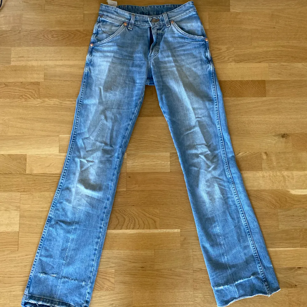 Ljusblåa jeans från Wrangler i storlek 36, lösa och raka i benen. Jeans & Byxor.