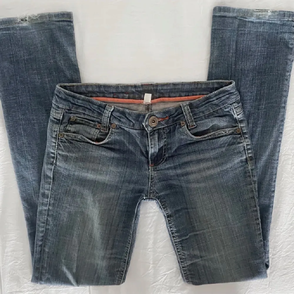 Skit snygga lågmidjade jeans från amisu med coola detaljer.🤍. Jeans & Byxor.