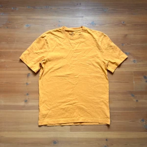 t-shirt  - T-shirt i grövre material från herravdelningen (boxig passform), säljer pga för stor. Lejongul färg och ganska långa ärmar! 