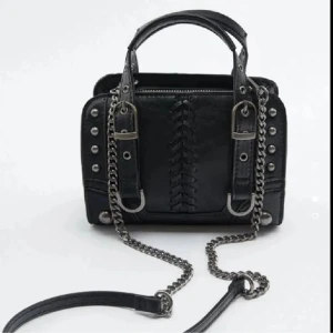 ZARA VÄSKA - Populär zara vöska!! Ser exakt ut som på bilden och är som ny🔥🔥 skriv för fler bilder🙌🏻 pris kan diskuteras!