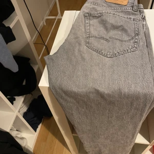 Gråa Jeans  - Säjer gråa Jack Jones jeans  Skick 10/10