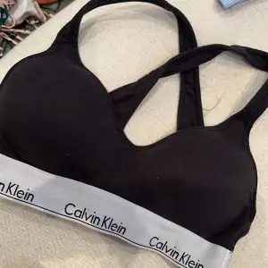 Jättefin topp ifrån Calvin Klein som är använd fåtal gånger. Den är i nyskick. Ordinarie pris är 400.