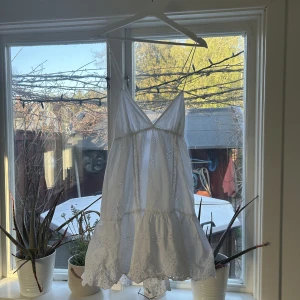 vit zara klänning - vit babydoll klänning med knytning vid ryggen från zara.  bara testad!  nyskick💕
