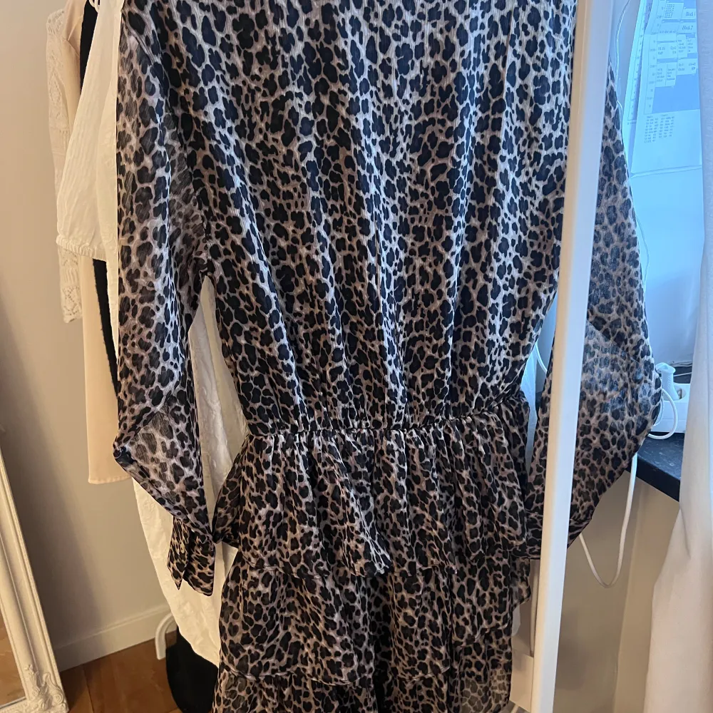 Säljer denna supersnygga klänning i leopard mönster med volanger 💗. Klänningar.