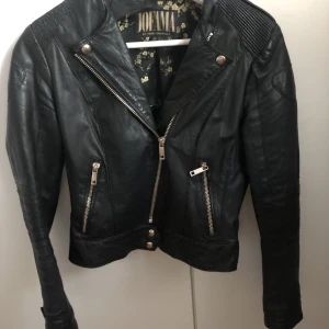 Jofama by Marie Serneholt - Läderjacka med riktigt läder från Jofana by Maria Serneholt. Nypris runt 3000kr.  Strl 36. Ytterst liten defekt på ena armen som knappt syns. Skriv för bild på det. Är använd men väldigt fint skick. Pris går att diskutera.  
