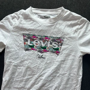 2 levis tröjor  - T-shirts 