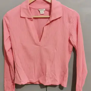 Den perfekta rosa tröjan för alla årstider, jätte skön material o jätte bra kvalitet aldig använd🎀