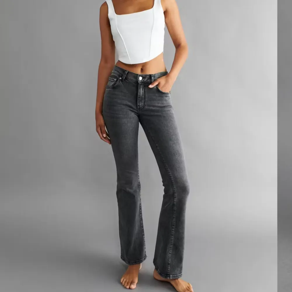 Gina Tricot,  grå fina bootcut lowwaist jeans i storlek 36. Köpta för 499 kr. Inga defekter, använda sparsamt. Ganska korta i längden. Hör av er på pm vid frågor. . Jeans & Byxor.