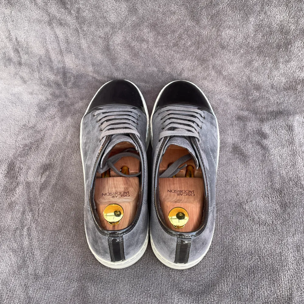 Säljer dessa eftertraktade gråa Lanvin DBB1 Cap Toe i storlek UK10/EU44 (passar 44-45) |  Fenomenalt bra skick!  | Enbart skorna medföljer vid köp | Hör av dig vid frågor, bilder eller köp! ⭐️Tar bud ;). Skor.