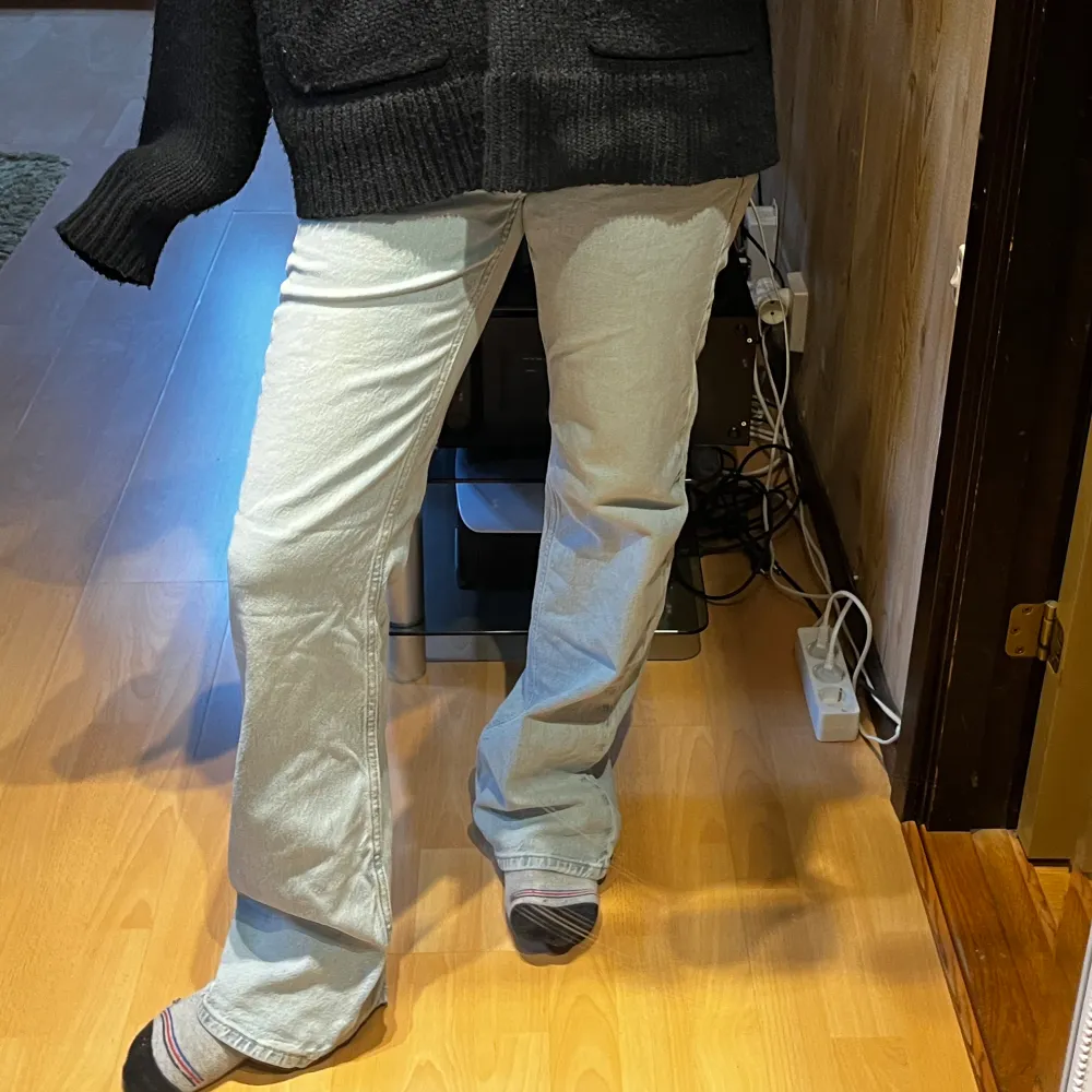 Populära zara jeans!! Är 167 💕💕 Inga defekter och är nästan helt nya! 💙midwaist. Jeans & Byxor.