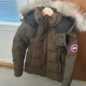 Canada goose jacka  - ÄKTA militär grön Canada goose jacka i nytt och fint skick utan några skador alls. 