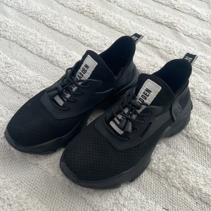 Steve madden skor - Svarta steve madden skor i storlek 37. Nästan helt oanvända. Nypris 1000