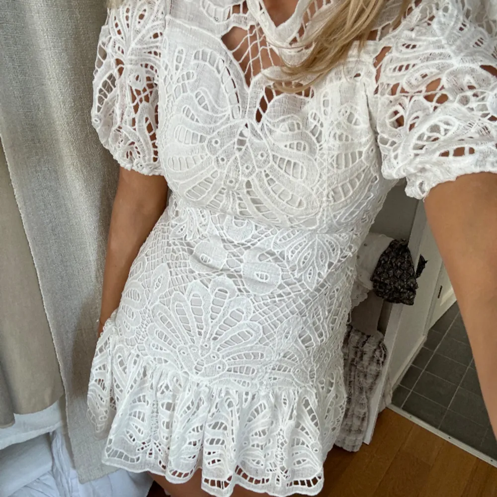 Såå fin vit klänning perfekt till studenten!! Helt ny!💕💕 passar både s och m . Klänningar.