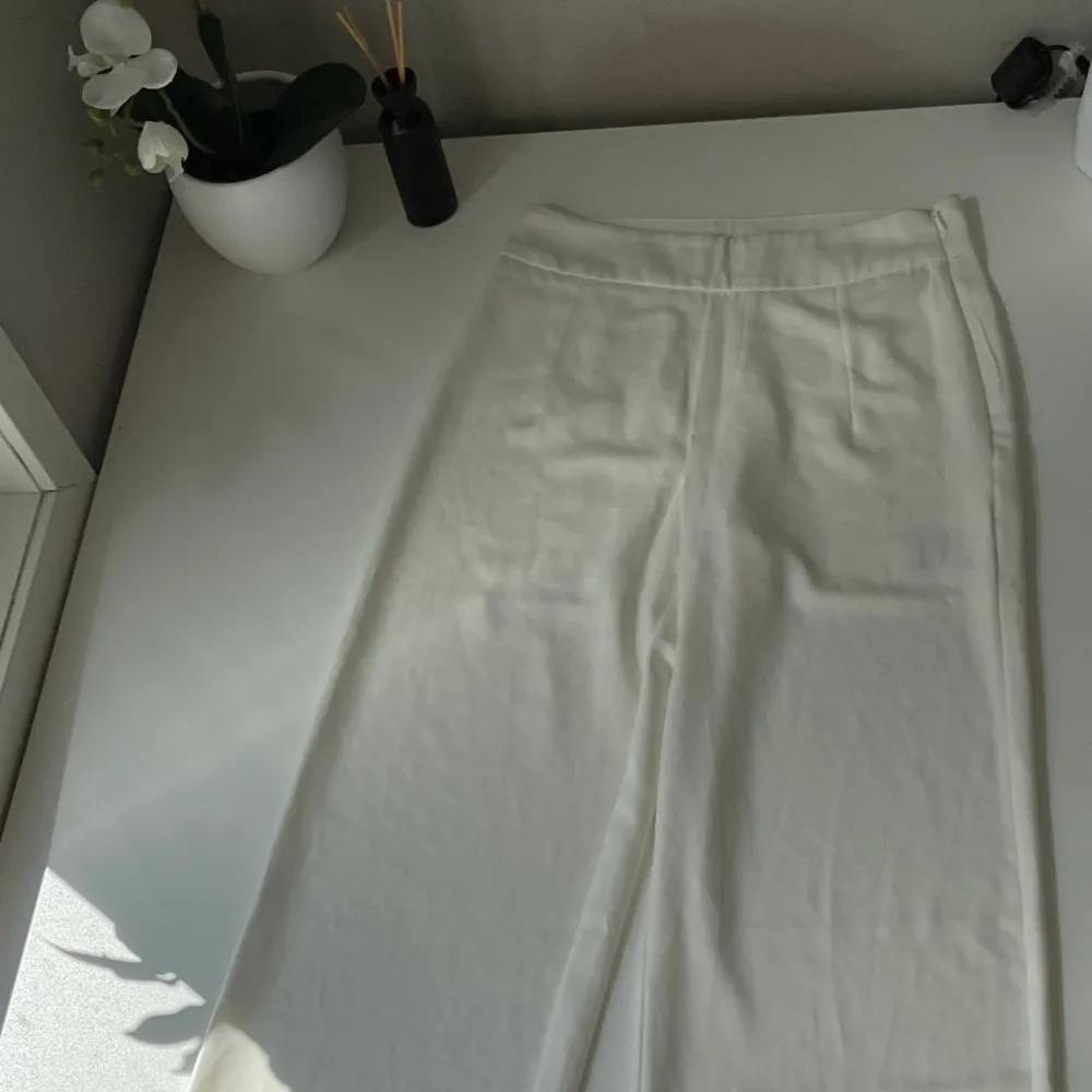 Vita kostymbyxor från bikbok. Storlek 36. Aldrig använda då dom är för små. En jätte liten fläck längst ner på benet, se bild 4.. Jeans & Byxor.
