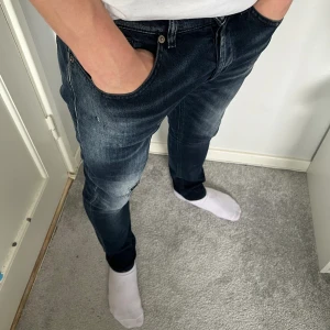 Dondup jeans George - Hej! Säljer nu dessa sjukt snygga och  dondup jeans som är perfekta till våren och sommaren | Trendigaste och mest eftertraktade modellen på marknaden! | Storlek 33, sitter som 32 | Skick: 10/10 | Ny pris: 3800 kr, Säljs för 1199 kr
