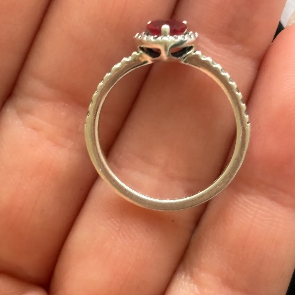 Pandora ring, silver, röd, hjärta   Pandora ring i nyskick   Nypris: 899 kr   Skriv gärna om ni är intresserade,  pris kan diskuteras 💕. Accessoarer.