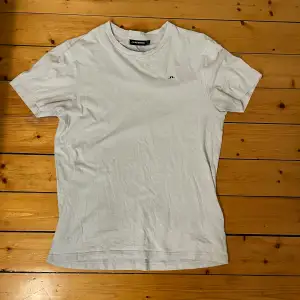 Säljer en vit tshirt av bomull från J lindenberg i storlek M. Den är i mycket bra skick och håller länge pga bra kvalitet. Köptes under sommaren 2023 och användes bara under sommaren. Original pris 499:-. Pm för mer info och bilder 
