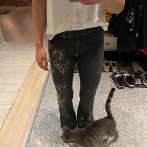 Glittriga jeans - Coola glittriga jeans med snyggt bälte❣️  74 i midjan och cirka 82 cm i innebenslängd (uppsprättade nertill). Jag är 173 till referens 💛