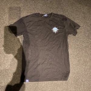 Helas T-Shirt - Helas T-Shirt Storlek S Passar M