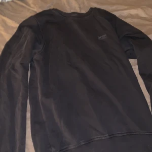 Boss tröja - En Hugo boss tröja i storlek S den är använd fast fortfarande i bra skick. Tröjan säljs för 300kr.