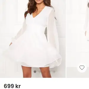 Intressekoll på denna fina vita klänning från bubbleroom i stl 36! Endast använd 1 gång när jag slutade 9an!  Nypris:700, säljer för 550 🤍
