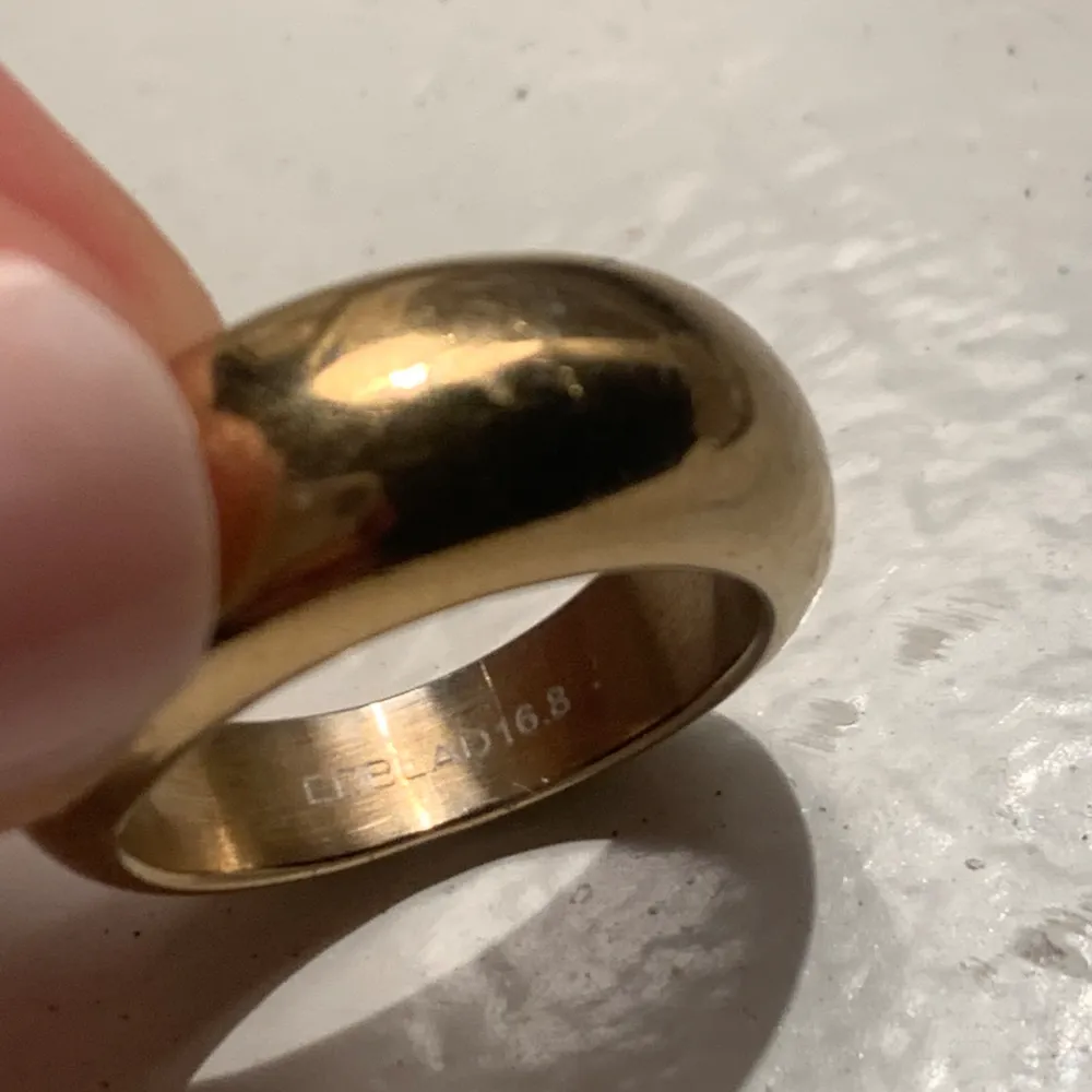Skittsnyg ring från edblad, storlek 16.8 fint skick. Rostfri och guldplätterad!. Accessoarer.
