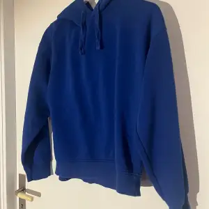 Blå hoodie i storlek S ifrån ZARA! Använd ett par fåtalgånger 
