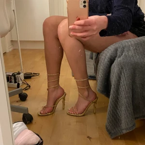 Glittriga klackskor - Guldiga glittriga klackskor som är suuperfina men tyvärr för små för mig😭De är bara provade och har skyddsplast kvar på baksidan✨🍸