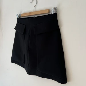 Kjol - Så snygg skoj i kostym stil med stora fickor.  Från Mango. Lite använd och lite knoppror som går att ta bort. Passar nog xs-s Dragkedja på baksidan