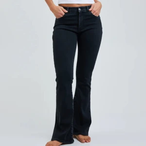 Lågmidjade svarta bootcut jeans - LOW FLARE JEANS 980  Nyskick!! Originalpris 699kr   Köpare betalar frakt 💓