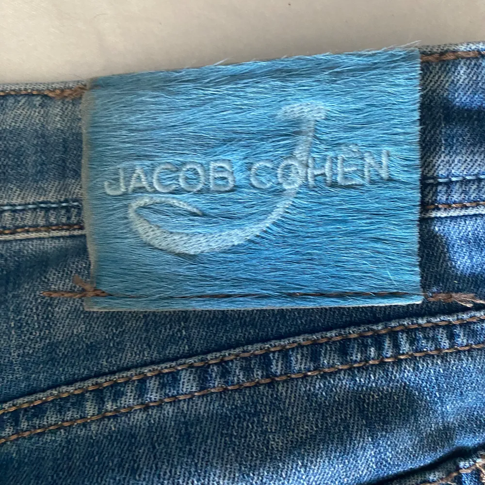 Säljer nu mina super fina Jacob Cohen jeans som är i super fint skick och perfket färg nu till sommaren, dem är sparsamt använda och är i modell 622 samt storlek 33, hör av er vid frågor och funderingar. Jeans & Byxor.