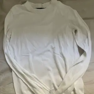 En vit finstickad tröja från Lager 157 i xs 🤍 använts fåtal gånger och i bra skick! Lite tunnare i materialet o perfekt nu till vår o sommar ☀️
