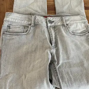 As snygga mid waisted gråa jeans som har snygg design på bakfickorna, knappt använd