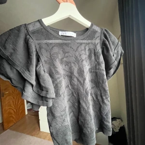 Svart zara topp, spets/mönster - En jätte fin tröja ifrån zara med spets eller mönster super fin verkligen men inte riktigt bekväm i denna stil, pris kan diskuteras ❤️