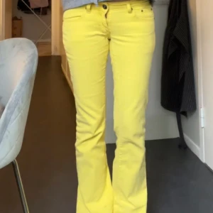 Lågmidjade jeans - Snygga Lågmidjade utsvängda jeans!!