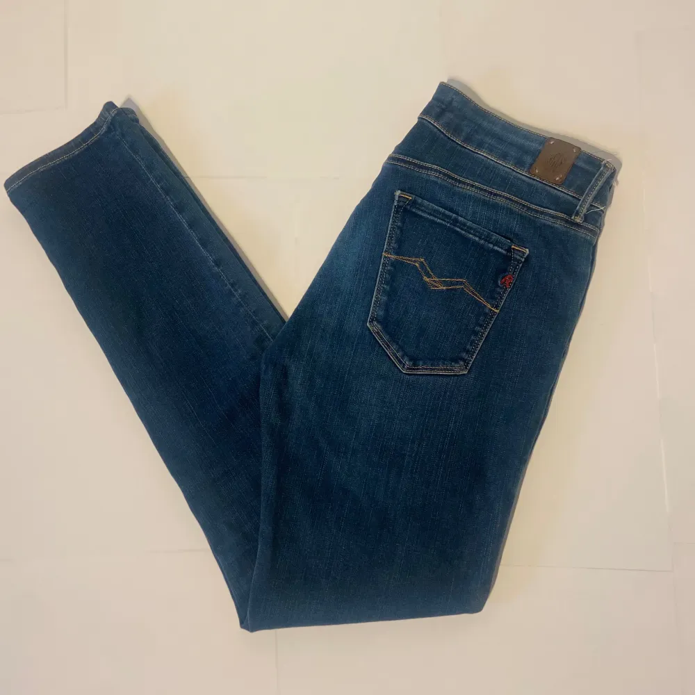 Replay Jeans  |  Skicket: 9/10 Fint skick utan en endaste defekt  |  Storlek : W29  |  Nypris: 1700 ungefär   |Vårat pris: 499kr!   |  Har du några som helst frågor skicka ett Dm. Jeans & Byxor.