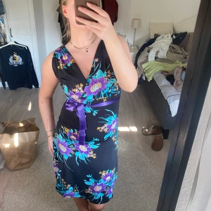 Blommig klänning  - Blommig klänning med justerbart sidenband i midjan 🫶