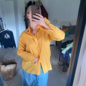 Orange skjorta  - As cool orange skjorta, aldrig använd 🌻