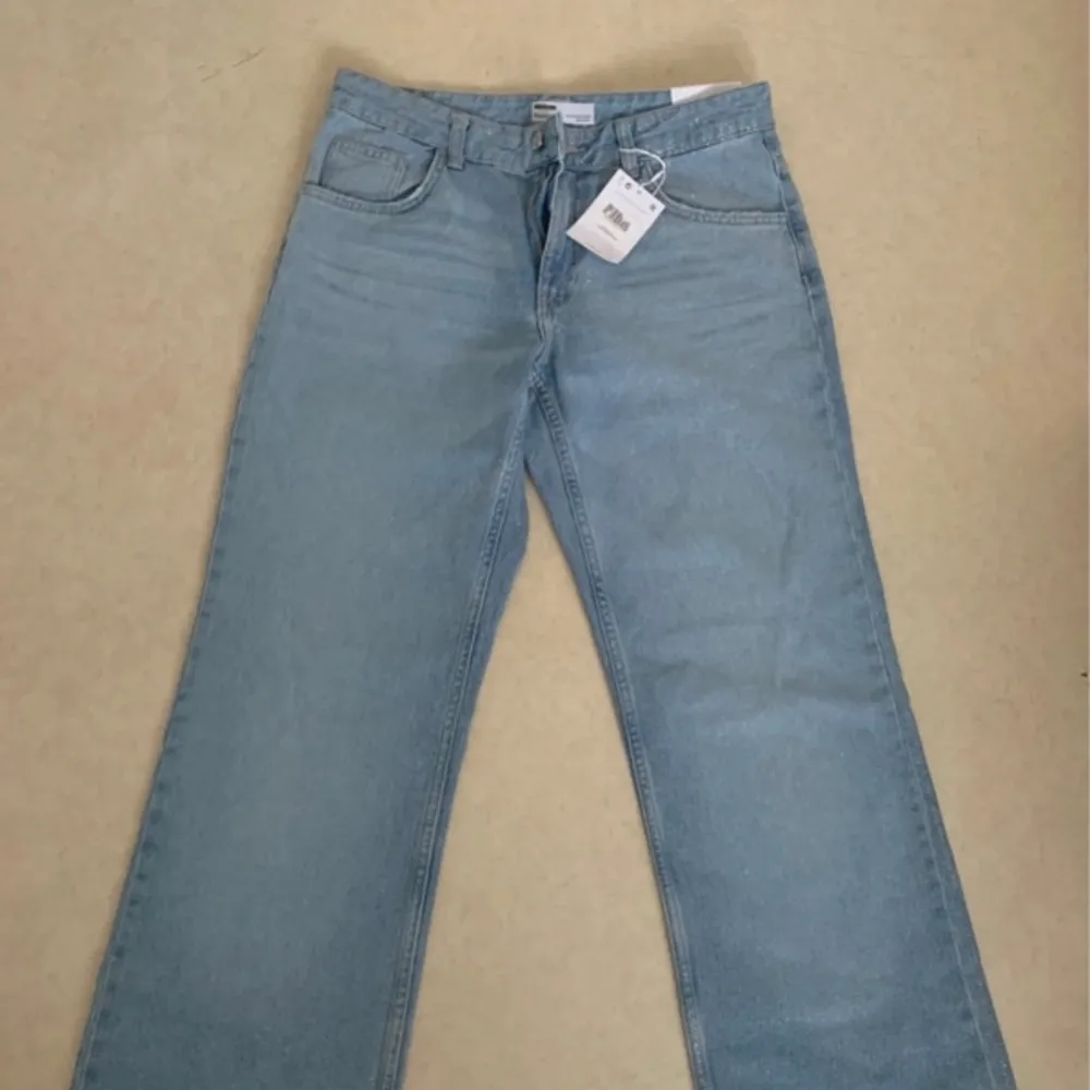 Straight leg mid rise jeans från Bershka med strassdetaljer/glitter detaljer i storlek 38 (kan passa en 36a också). De är helt oanvända och i nyskick (endast testade)! Skriv för fler bilder/frågor💕💓. Jeans & Byxor.
