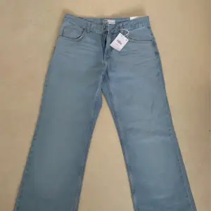 Straight leg mid rise jeans från Bershka med strassdetaljer/glitter detaljer i storlek 38 (kan passa en 36a också). De är helt oanvända och i nyskick (endast testade)! Skriv för fler bilder/frågor💕💓