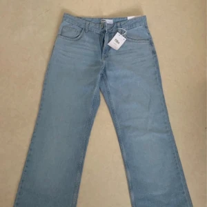 Bershka mid rise jeans! - Straight leg mid rise jeans från Bershka med strassdetaljer/glitter detaljer i storlek 38 (kan passa en 36a också). De är helt oanvända och i nyskick (endast testade)! Skriv för fler bilder/frågor💕💓