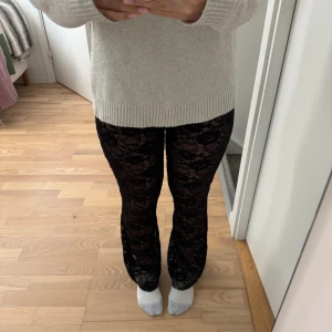 Spets byxor - Super trendiga spetsbyxor som sitter perfekt!😍