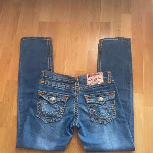 Lågmidjade bootcut true religion jeans med midjemått 44cm(ish)De är i bra skick men säljer dem då de tyvärr är för långa på mig som är 164. Köpte för 800kr på sellpy men pris kan diskuteras! Kan skicka bild på hur de sitter på om det skulle behövas. 