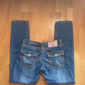 Lågmidjade bootcut true religion jeans med midjemått 44cm(ish)De är i bra skick men säljer dem då de tyvärr är för långa på mig som är 164. Köpte för 900kr på sellpy men pris kan diskuteras! Kan skicka bild på hur de sitter på om det skulle behövas. 
