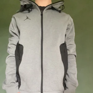 Jordan tech set - Jordan tech det med både tröja och byxor.   Helt nya.