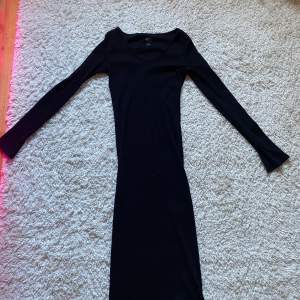 Storlek XS. Tajt lång svart klänning med v-ringning. Inga skador och lätt ribbad💞