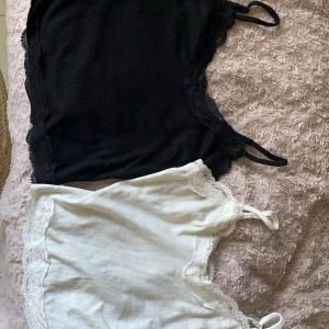 Spetslinne - Två fina spetslinnen som sälja tillsammans för 20kr💞Passar även som S