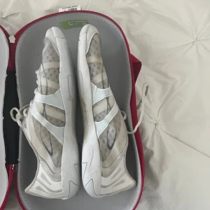 Cheerleading Vengeance skor - Säljer dessa toppenbra cheerskor då jag ej är aktiv längre. Endast använda under ca 2 månader då även sparsamt. Storlek us 10/ eu 40/41. Nypris är 1399 säljs för 550 kr. Kan mötas upp i Stockholmsområdet eller skicka med post som förare betalar för.