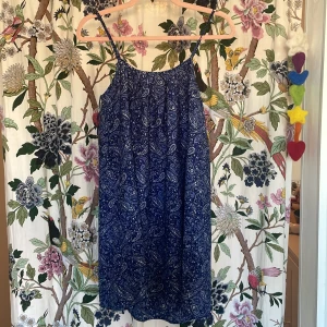 Blå sommarklänning  - Det är egentligen en barnstorlek men passar S-M i vuxenstorlek. Väldigt bekväm 